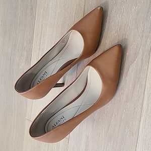 ALFANI step n flex leather heels / pumps